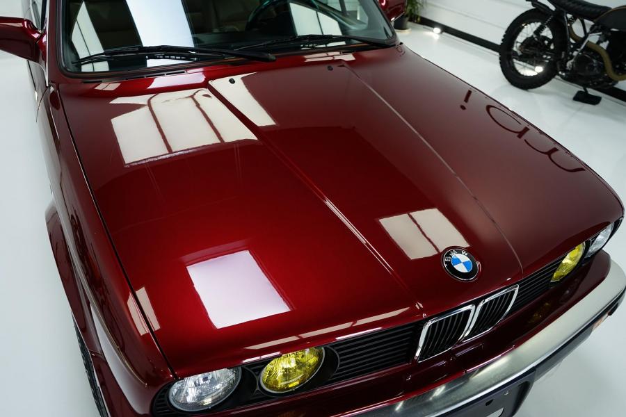Детали экстерьера BMW 325i Convertible (Calypso Red) 1990 года  (фото 51 из 190)